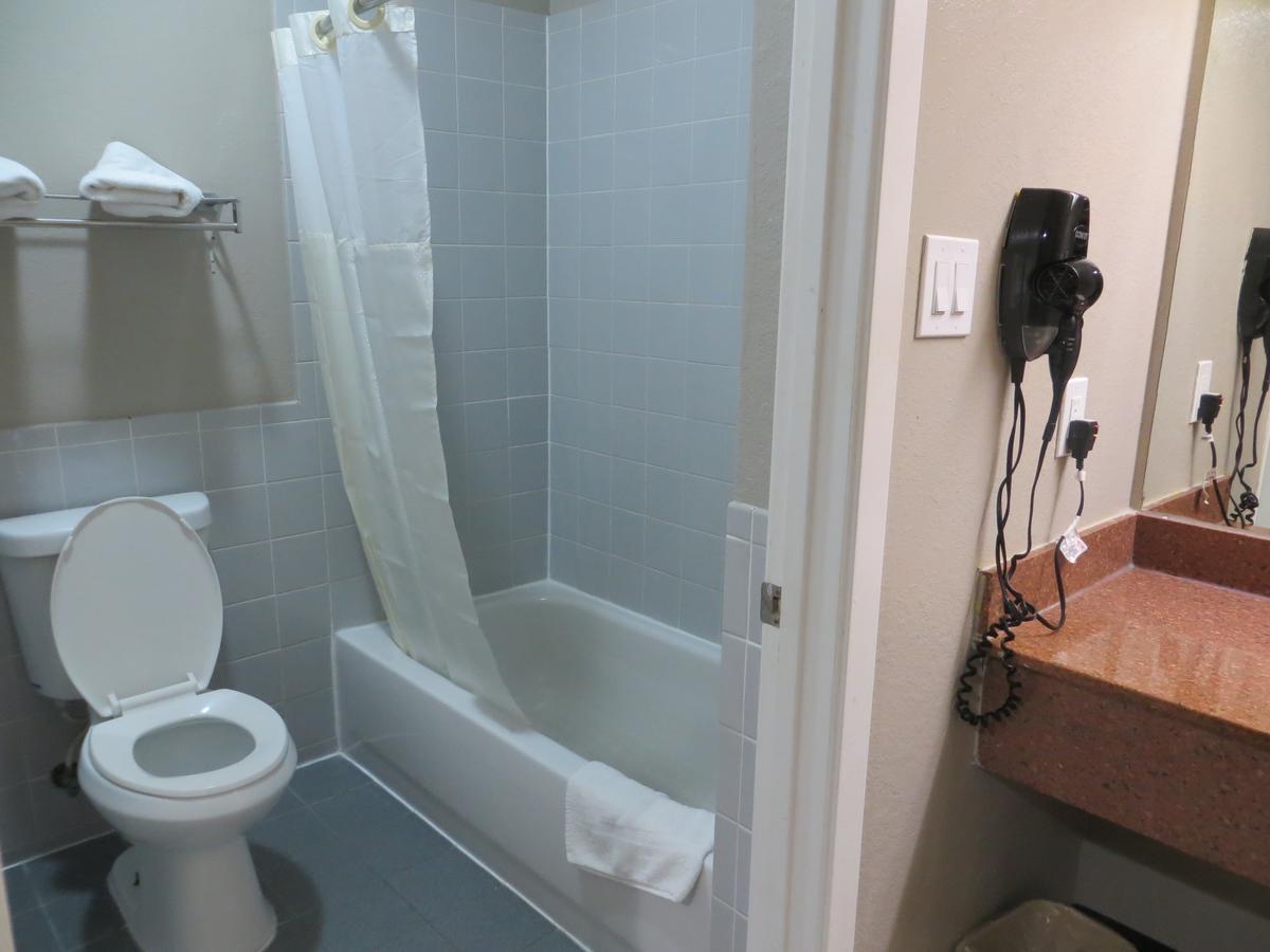Regency Suites Iah Beltway 8 Houston Exterior photo